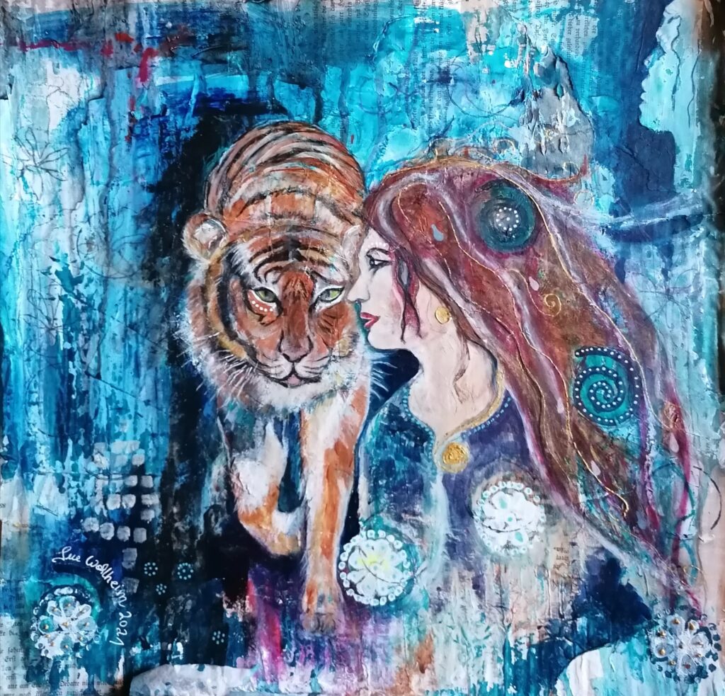 Gemaltes Bild mit Collage. Zusehen ist ein Tiger und eine Frau mit langen, rotbrauenen Haaren