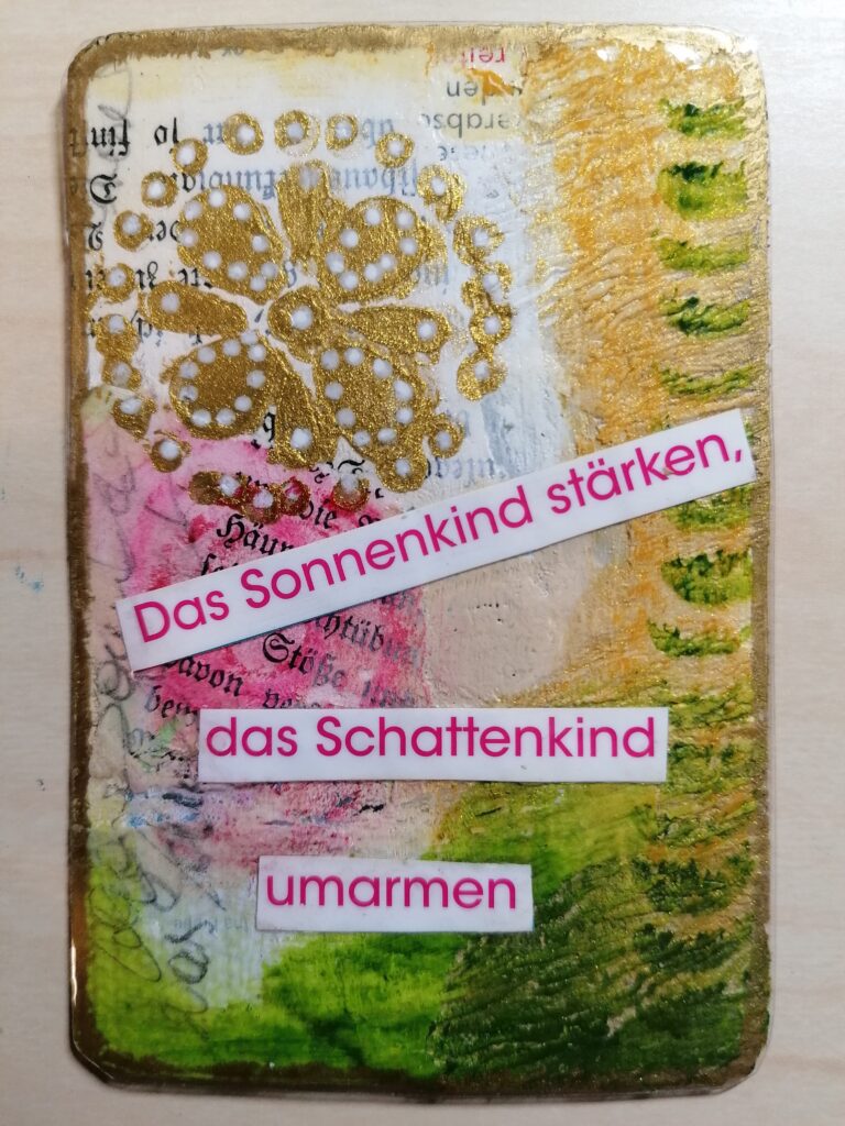 Die fertige Insprationskarte in grün-gold-ocker, mit einer Blume in gold, weisse Lacktupfer und einem Impuls " das Sonnenkind stärken - das Schattenkind umarmen