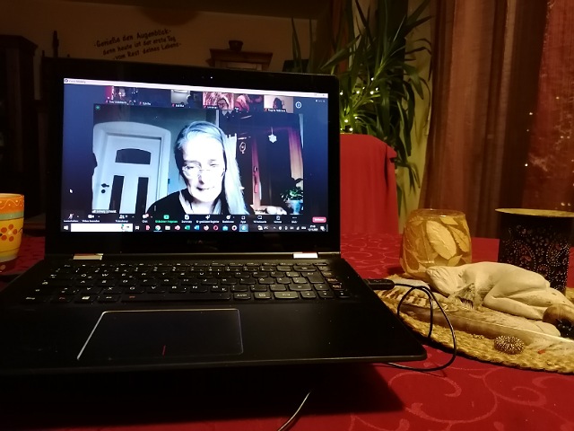 Eine Veranstaltung am PC im Wohnzimmer ist zu sehen