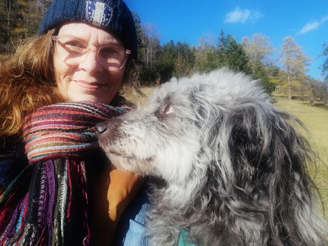 Frau mit einem Hund, der sieh ansieht